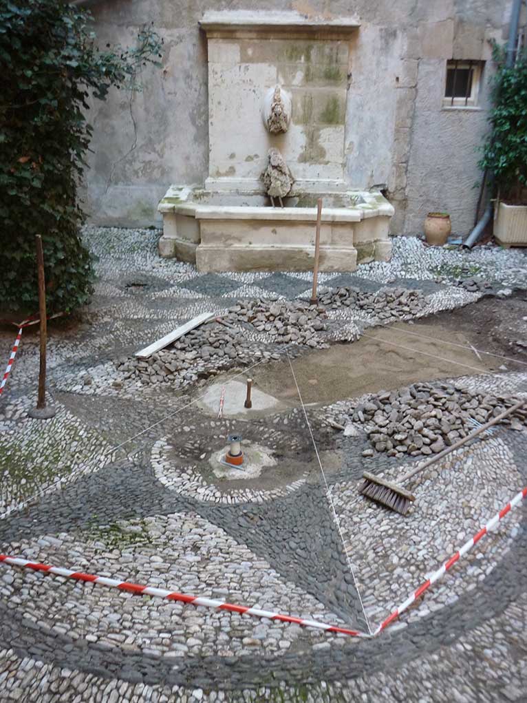 Calade vers une fontaine
